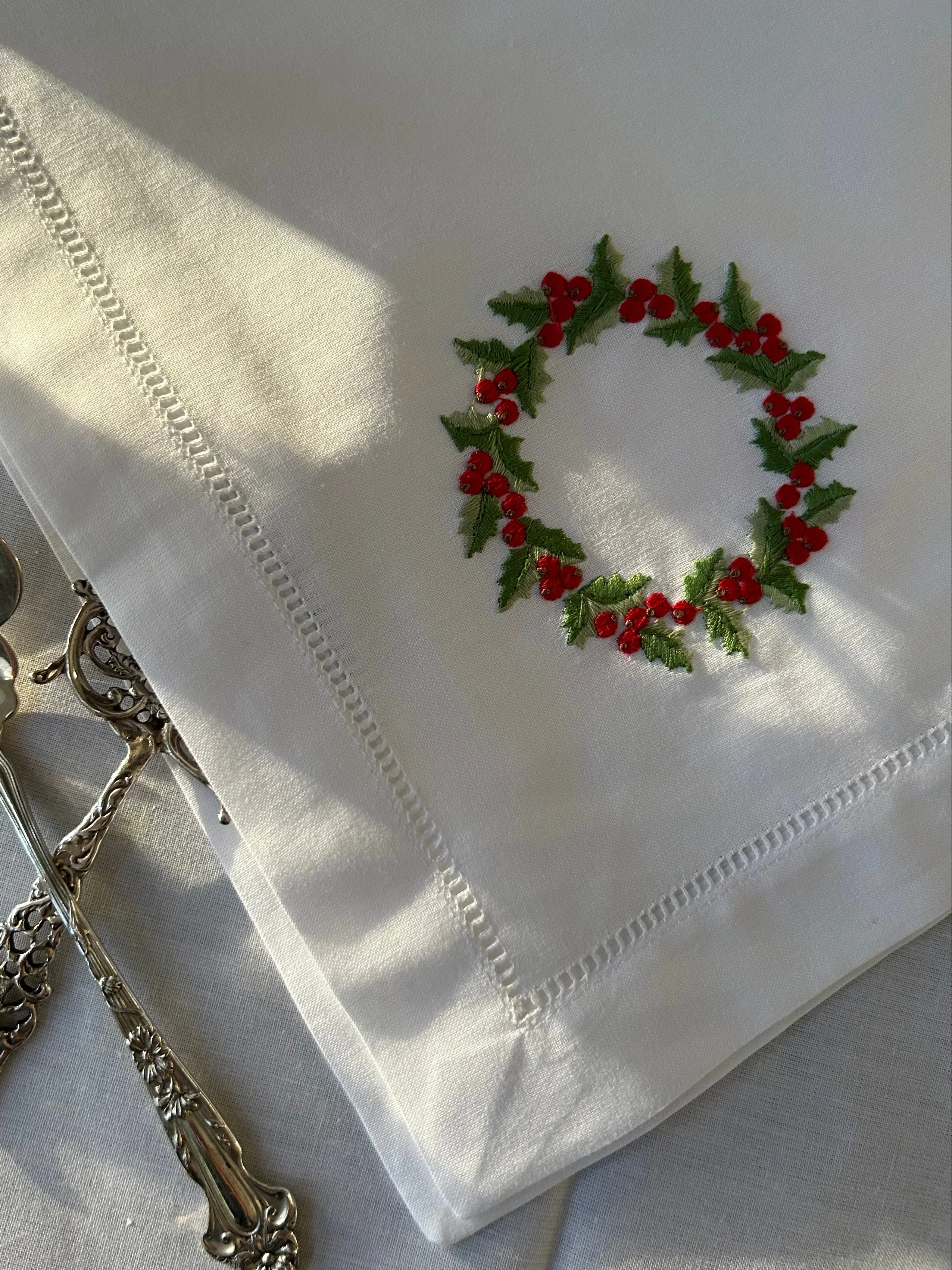 Dinner Napkin, Christmas Berry Wreath, Set of 2 - Image 4